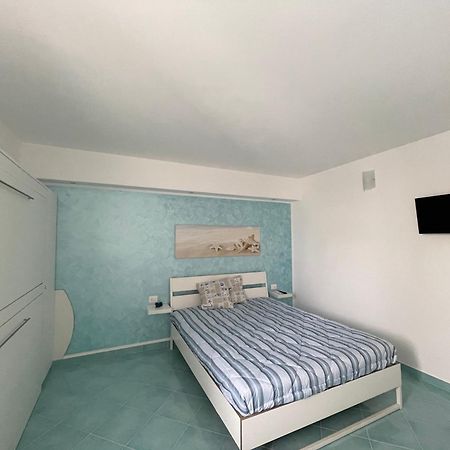 La Casa Di Fronte La Spiaggia Di 산비토로카포 외부 사진