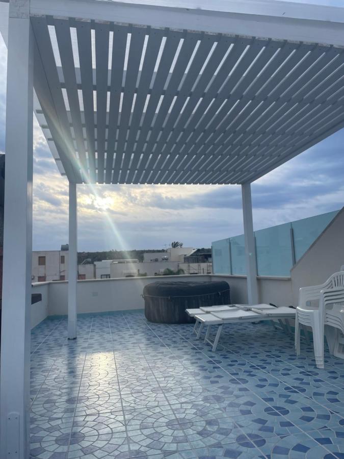 La Casa Di Fronte La Spiaggia Di 산비토로카포 외부 사진
