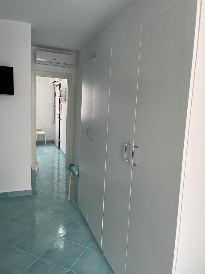 La Casa Di Fronte La Spiaggia Di 산비토로카포 외부 사진